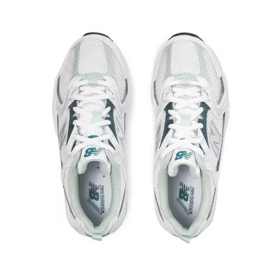Sneakers Femme Chaussures femme New Balance 530 White Light Chrome Green MR530RB - New Balance à 120,00 € chez Hype